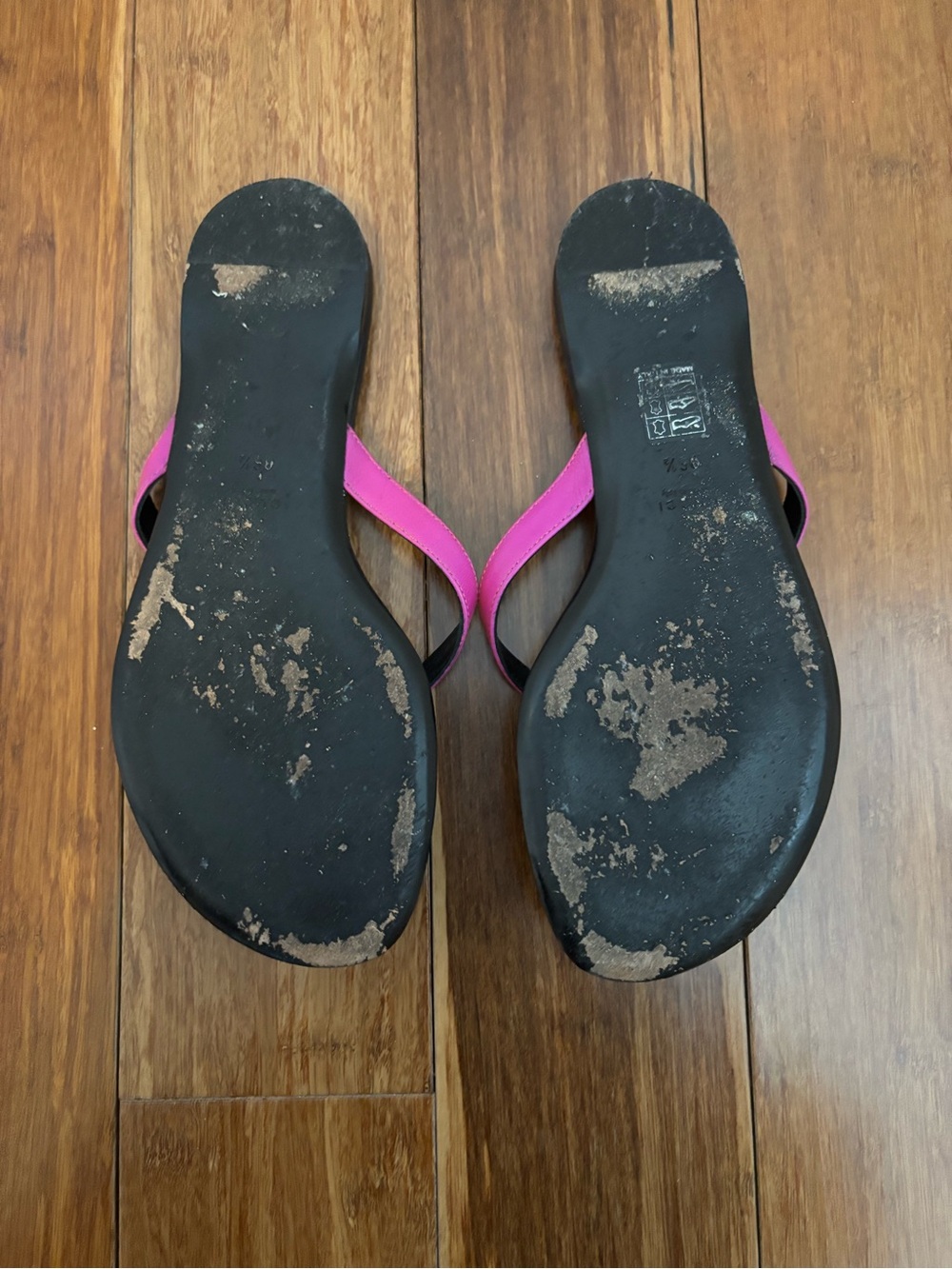 Gucci Black and Fuchsia Leather Thong Sandals - Picture 3 of 5